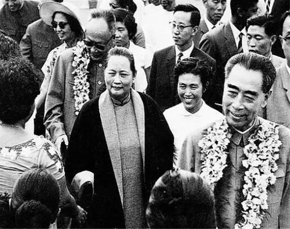 毛主席逝世追悼会上,举国致哀站立吊唁,为何有一人会坐着参加?