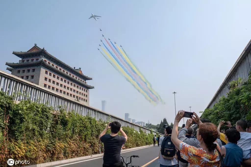 飞机拉的彩烟到底是什么?原材料曾经就在你家厨房