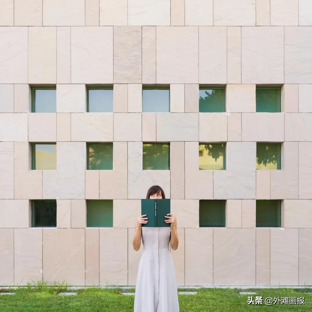 情侣旅行拍照片怎么拍出高级感,很火的一对情侣拍照很有技巧