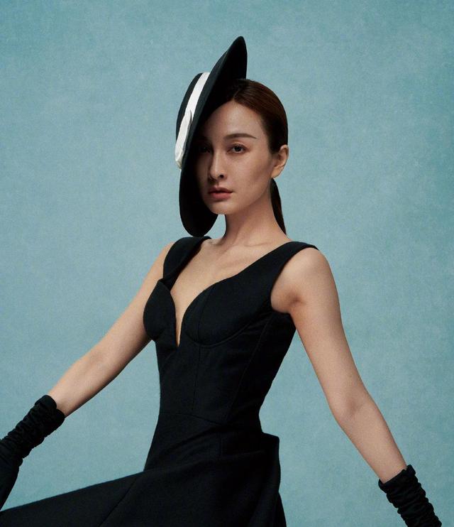 吴昕金属光泽吊带裙时髦,吴昕黑色衬衫高腰短发