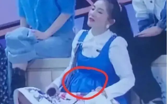 直播时孕吐、小腹臃肿不敢玩游戏、突然取消工作，谢娜真怀孕了？