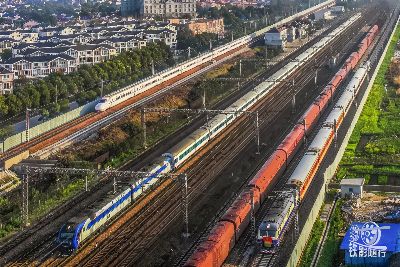 铁影车,东风11型内燃机车照片