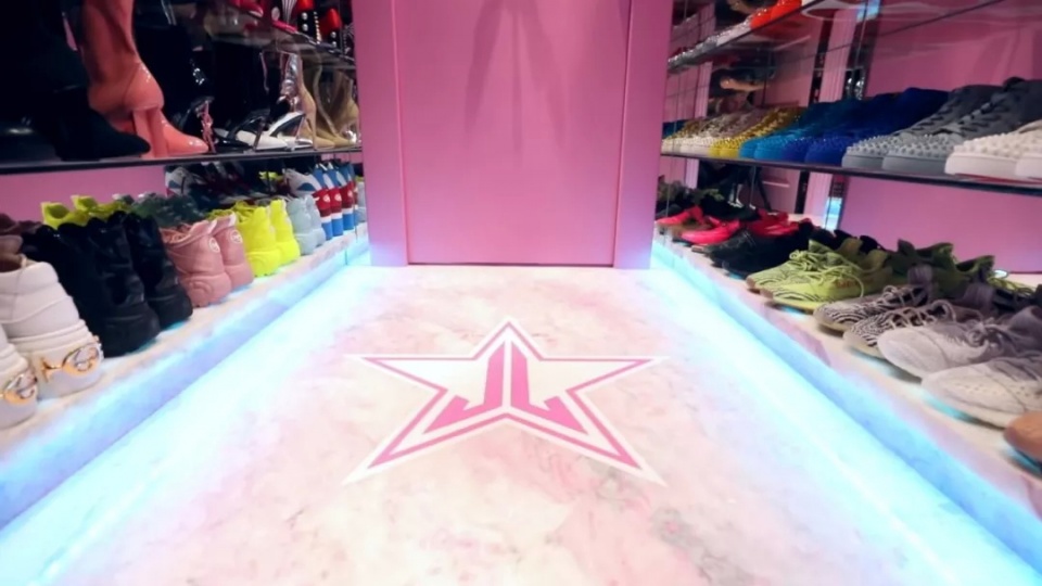 香奈儿磨刀、爱马仕砌墙,J姐的衣帽间戏可真多