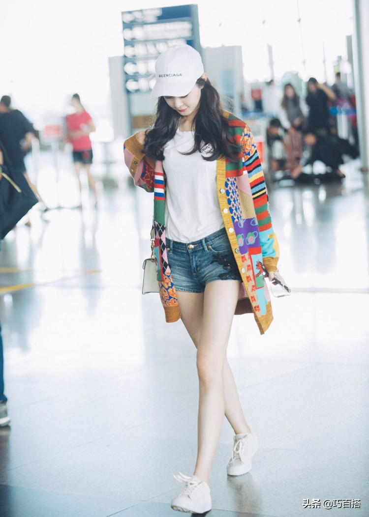 宋轶身着星空裙露出美丽天鹅颈,宋轶白色纱裙造型亮相品牌活动