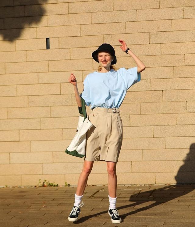 微胖女人穿T恤时,要记住“4不要”,不然显胖还显矮,很没气质