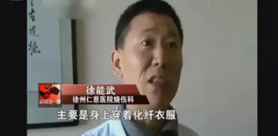 男孩儿被拉链卡住了,男孩被拉链卡住了眼皮被扯掉