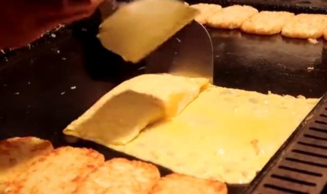 26岁小伙辞职卖稀罕小吃8元一份,90后小伙在街边卖起了这样的小吃