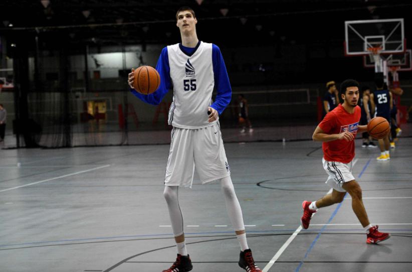 20岁，身高2米31，站着就能扣篮！天赋碾压，他为何进不了NBA？