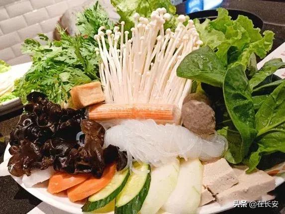 小火锅锅底有六种口味满足你,一桌小火锅