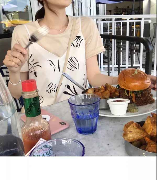 皮肤黑黄适合穿抹茶色吗,皮肤黄穿绿色好看吗