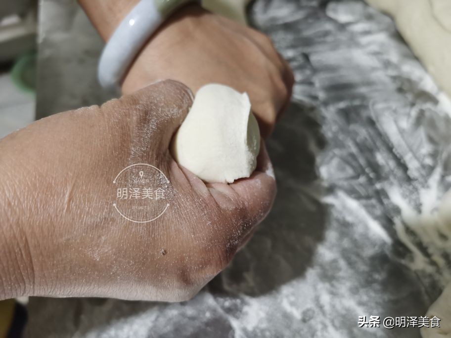 水碱馒头或开花馒头做法,怎样蒸开花大碱馒头