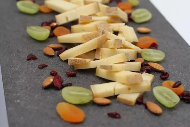 喝完葡萄酒舌头会变黑正常吗,喝葡萄酒牙齿和舌头变紫正常吗