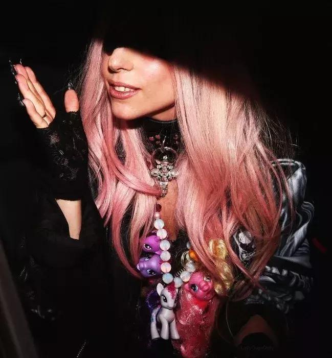 小猪佩奇把最爱的小马宝莉拿出来,小马宝莉和小猪佩奇谁能打得过谁