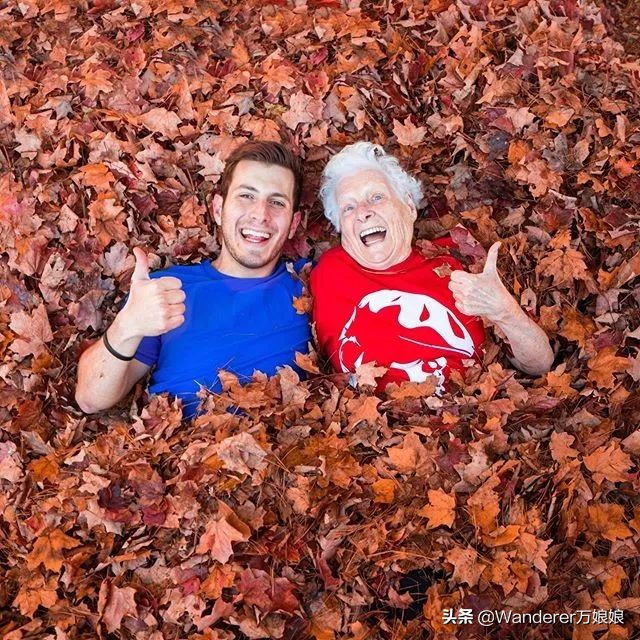 93岁奶奶恶搞27岁孙子一夜爆红！1300万网友实力围观：奶奶太坑了