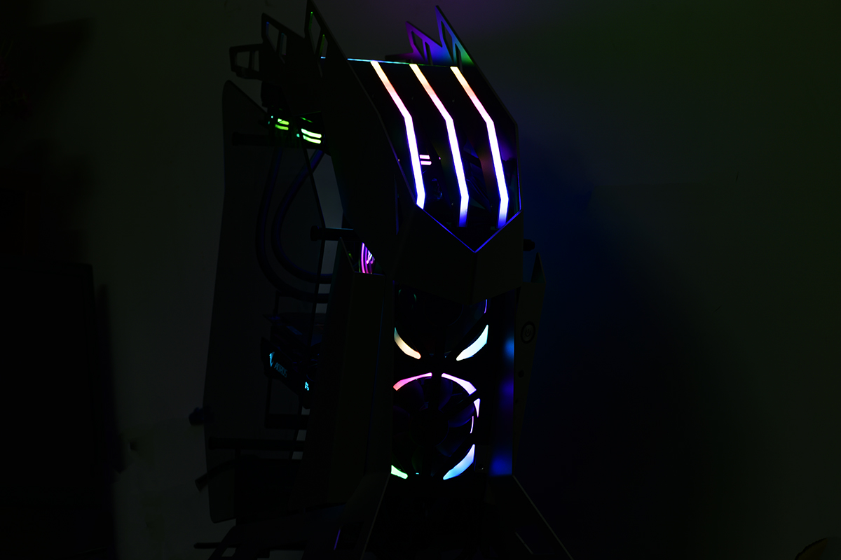 颜值与个性共舞，大水牛铁血战士异形机箱，越夜越有机