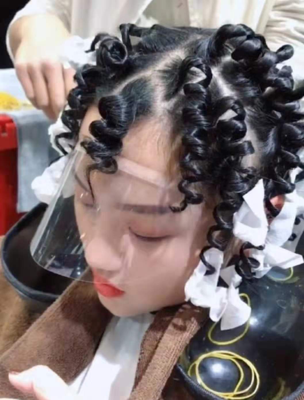 在理发店烫同样的卷发,烫个普通的卷发需要多少钱