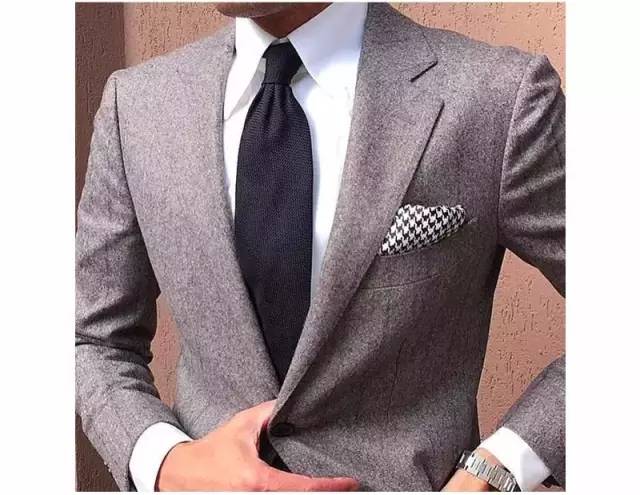 男人都需要一身合适的西装，怎样定制西装才能更加合身？