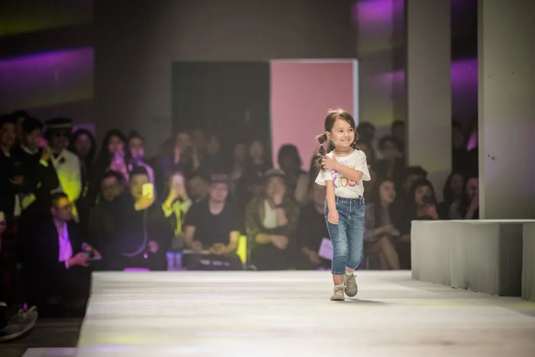 三岁萌娃童模,儿童网红玩具0-3岁变形机器人