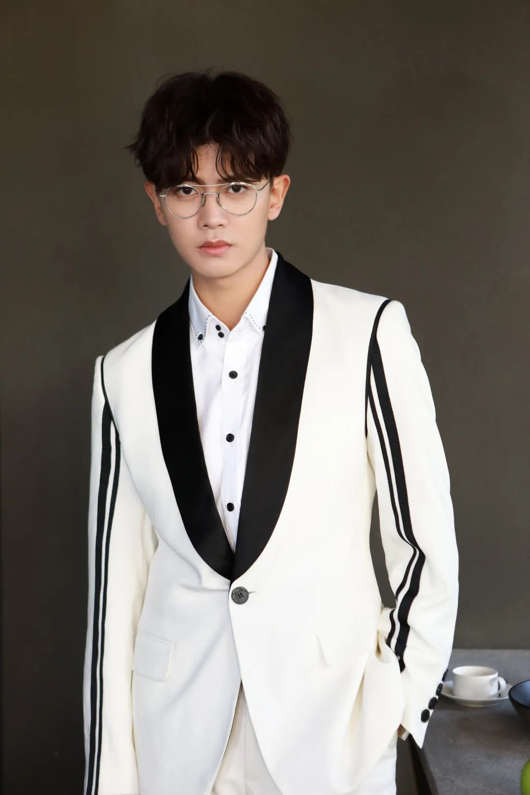 衣品超级好的男明星,王嘉尔穿的蔡徐坤同款衣服