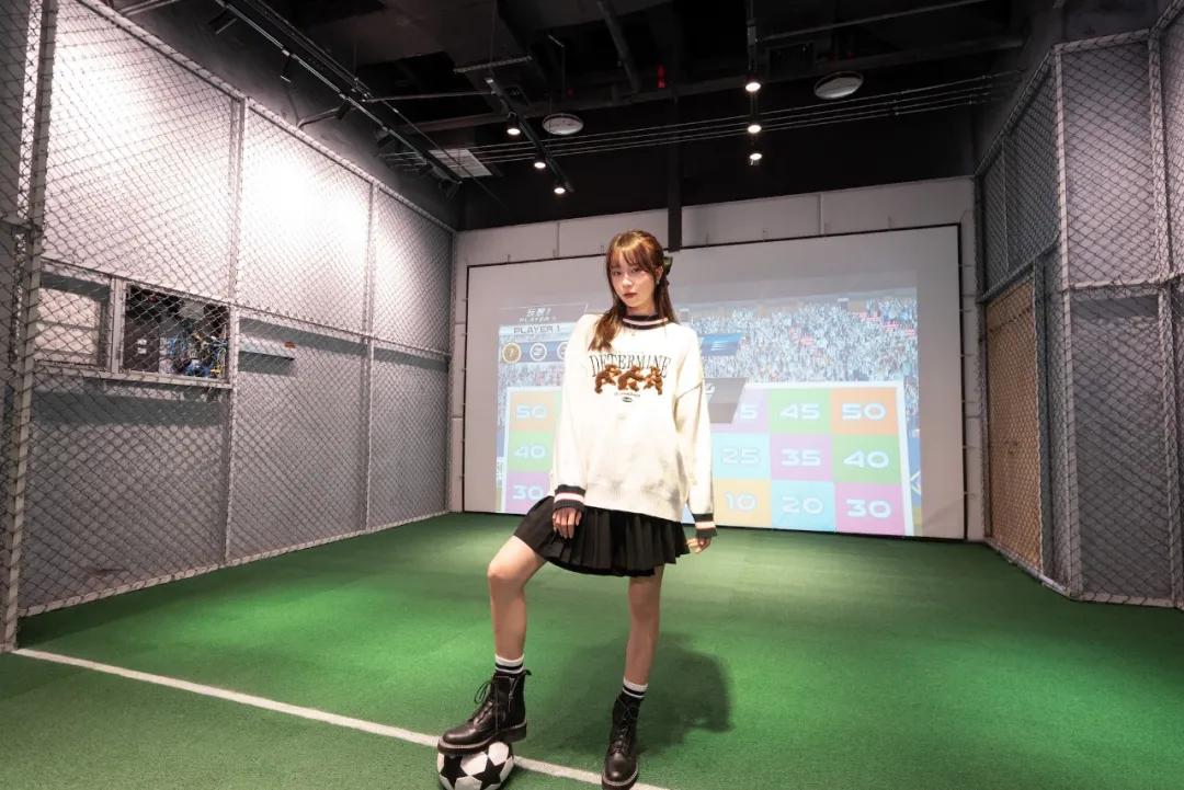 日夜不同科技感,春节潮玩创新方