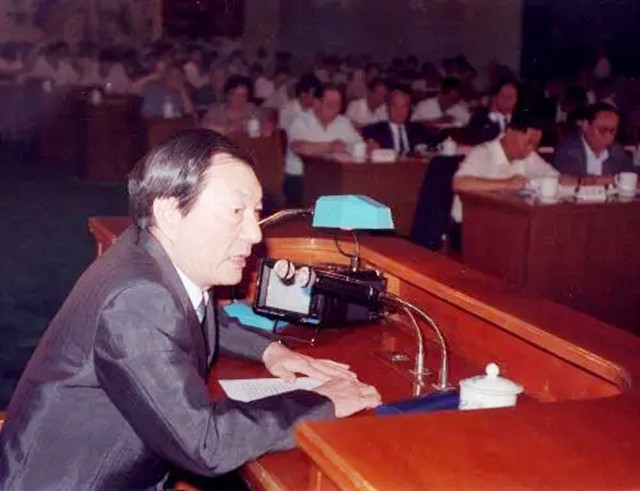 2001年，*镕基朱**告别清华演讲：做事不要落身后骂名