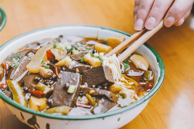 来重庆一定要吃正宗的重庆小面,为什么重庆人天天吃面还不胖