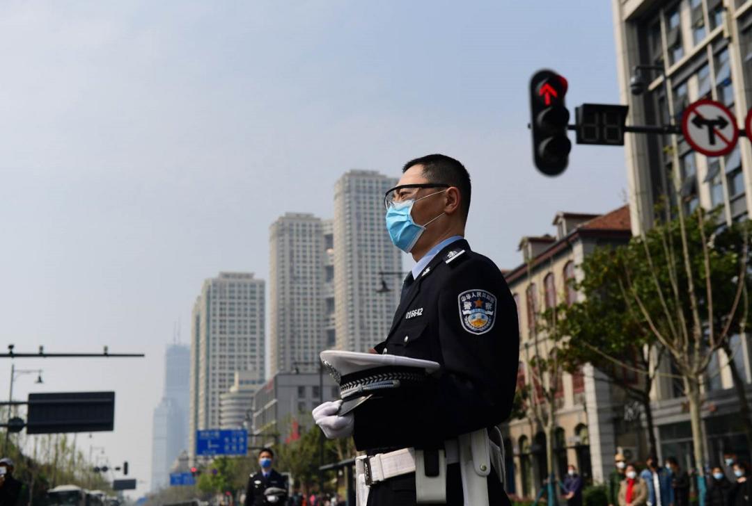 *安门天**广场时隔十年再下半旗，为留在寒冬里的他们