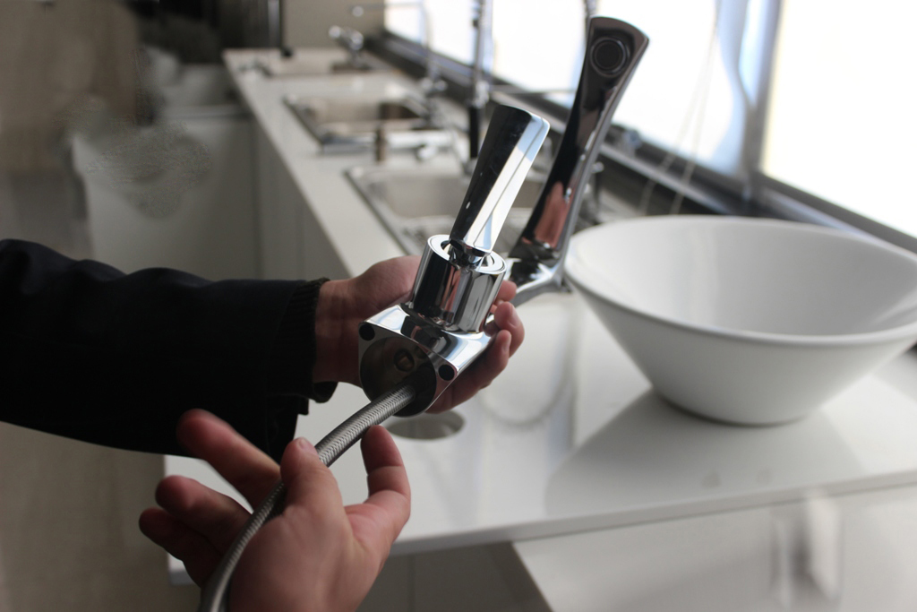 花200买个水龙头，砸开一看都是水泥，商家却说不识货！越重越好