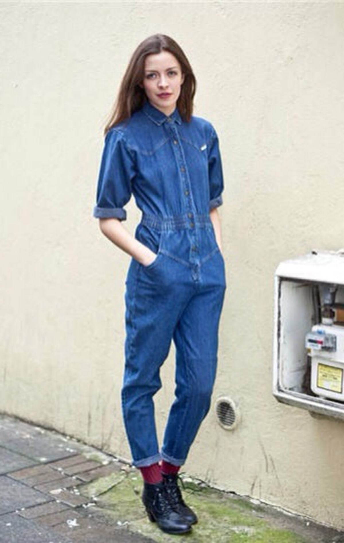 小个子女生裤子别乱买，尽量远离这3种裤子，不然显腿短还没气质