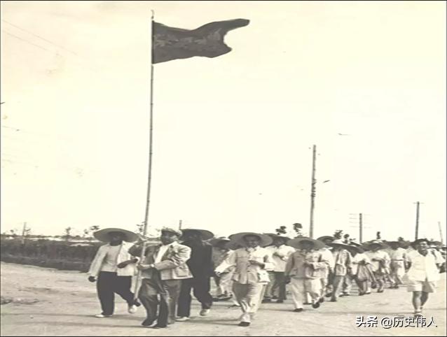 修建十三陵水库时，周恩来参加义务劳动：我作为总理就该多拉几车