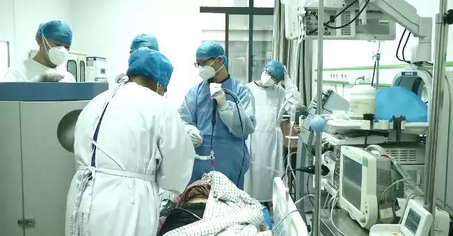 怀孕大笑然后发现流了点血,孕妇突然流红色血