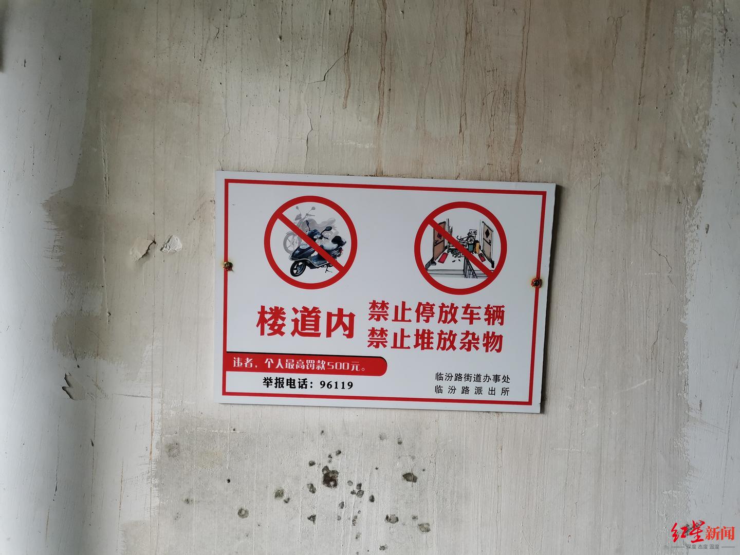 男子家中囤9车垃圾,上海一男子家里垃圾堆积如山