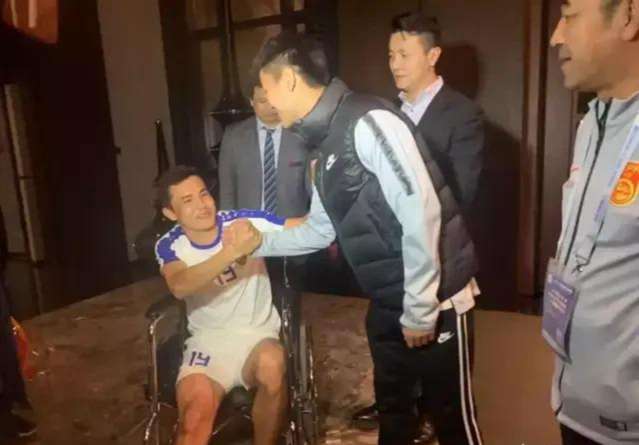 董路直播间怒斥：中国男足公关0分韦世豪态度当球迷是傻子