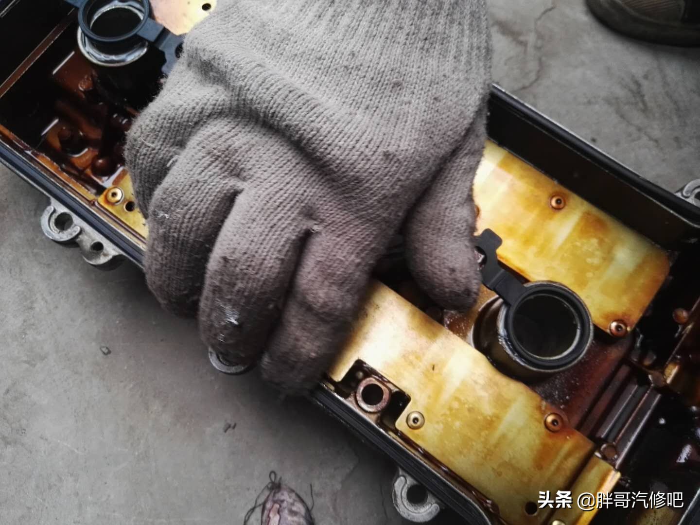 二手车发动机下面漏油后续怎么办,二手车漏油怎样看