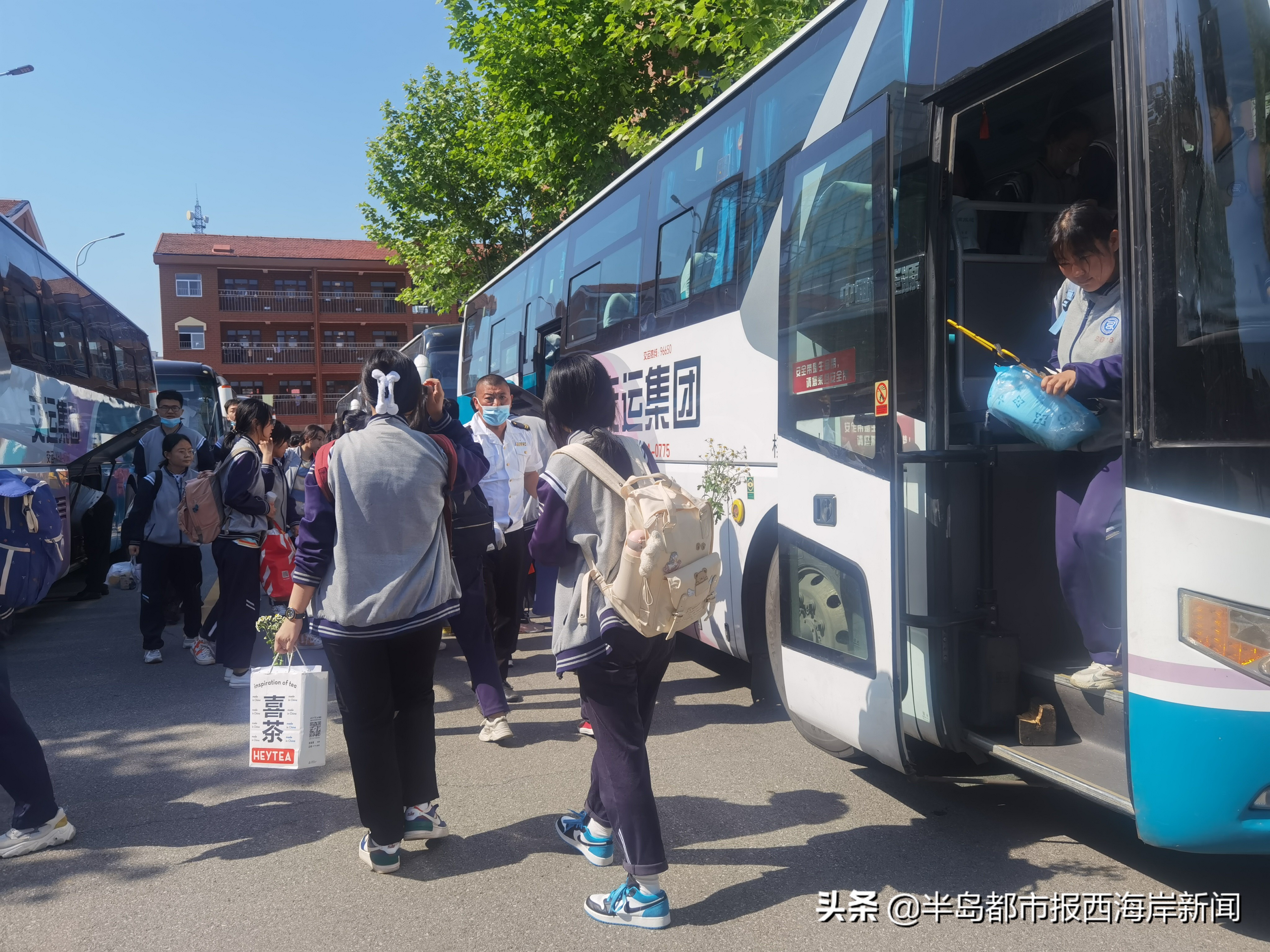 直击高考首日新区学子轻松赴考,直击千万学子奔赴高考考场