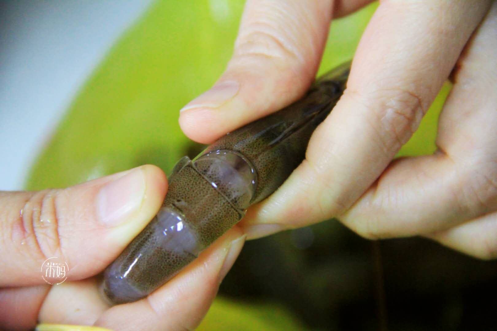 原来剥虾壳这么简单，学会这个诀窍，3秒去掉虾壳，轻松又完整