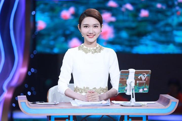 董卿评价龙洋主持春晚,龙洋接棒董卿主持春晚