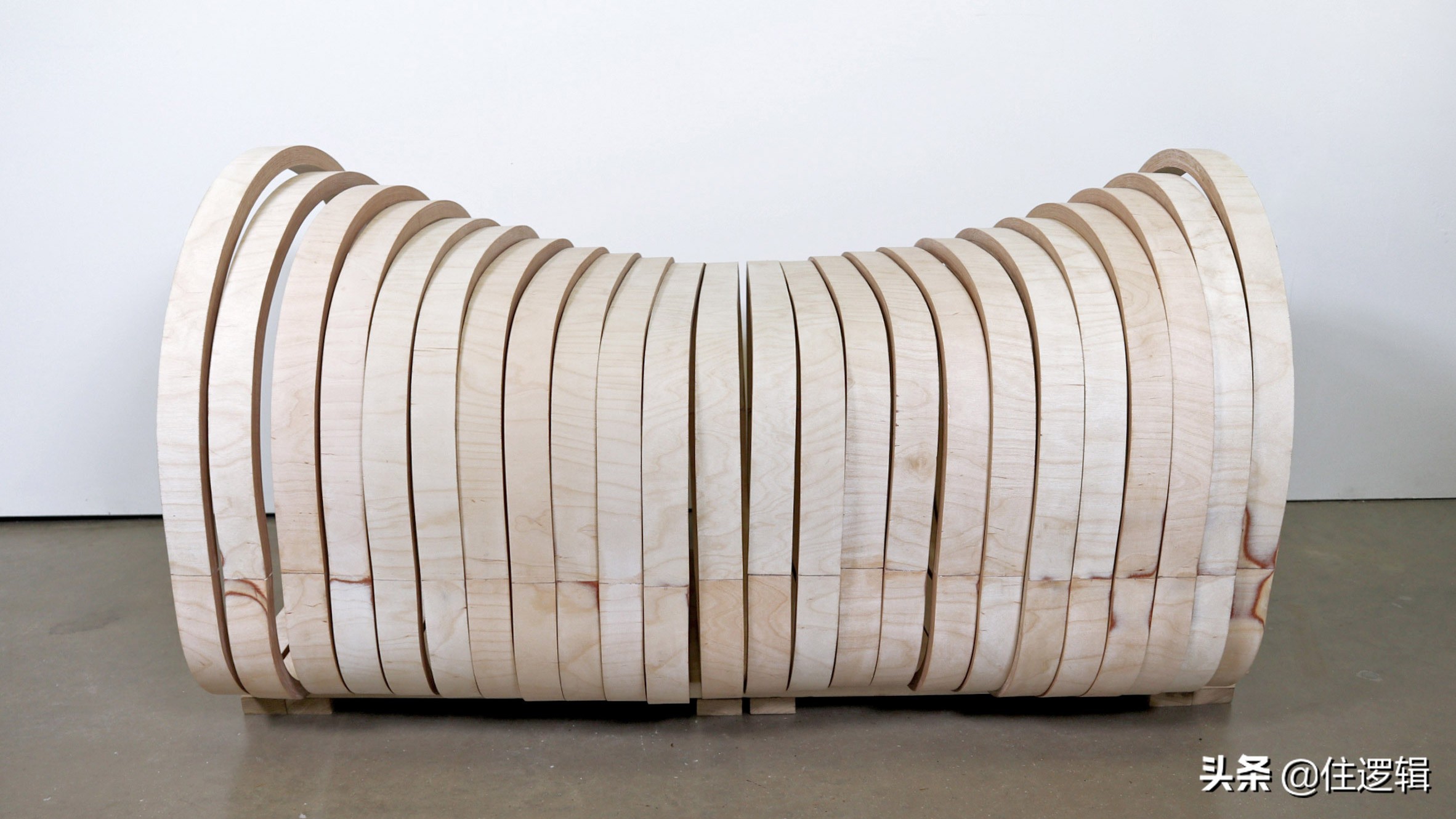 全球设计事件|LV绿了、北京机场方案火了、椅子变身“棺材”...