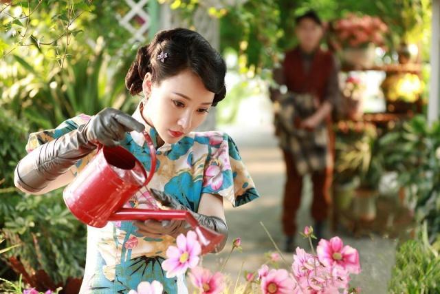 柳岩穿白色蕾丝旗袍的照片,柳岩真的很美吗