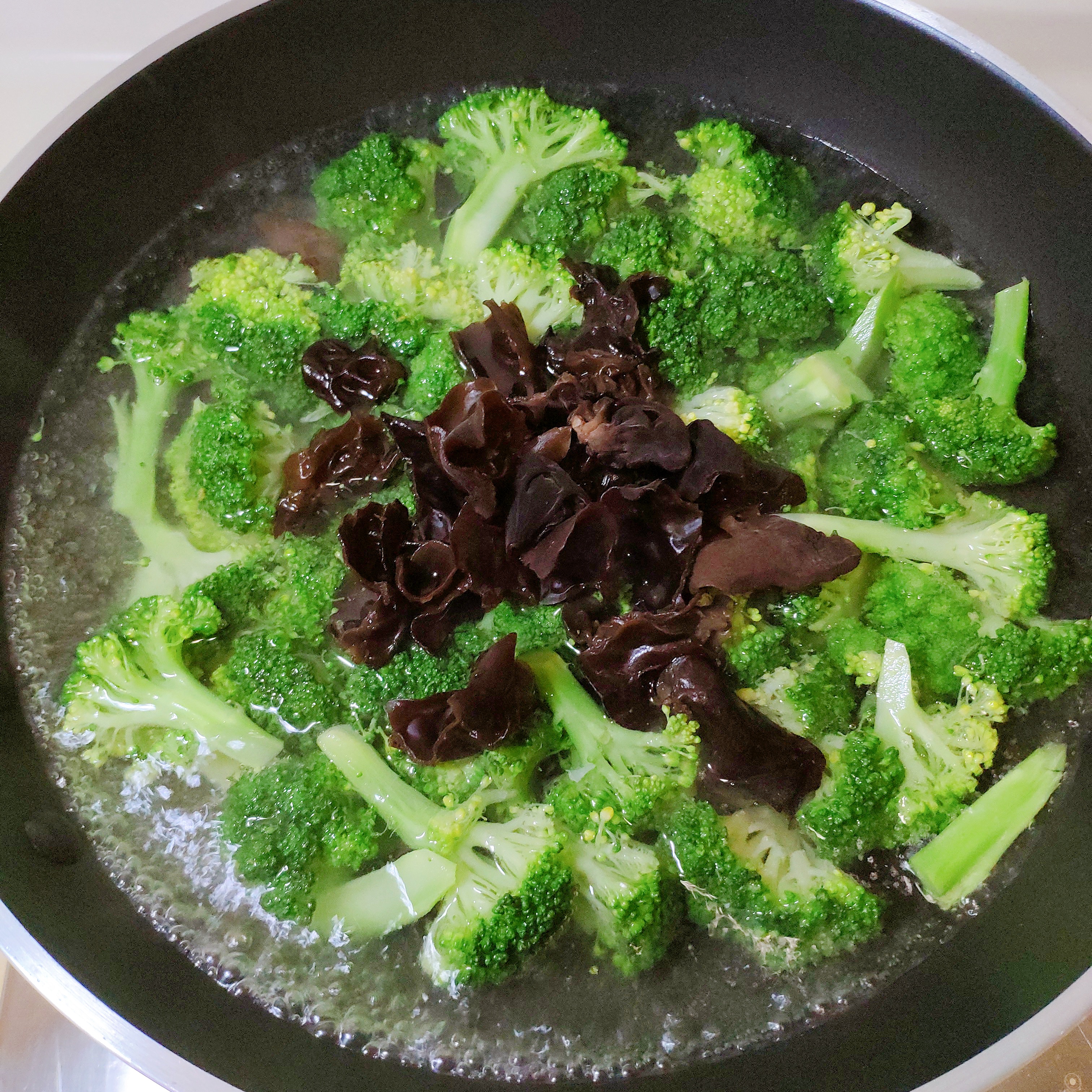 炒西兰花青翠不发黄，关键的1步不能省，清爽不油腻，多吃也不胖