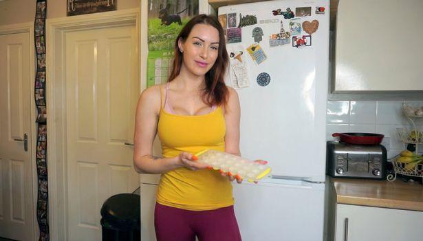 英国女模称男性精华可抗病毒，号召民众食用，自己已有3年经验