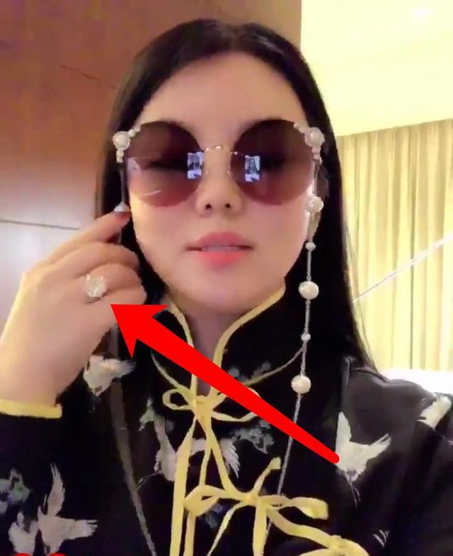 李湘的行头,李湘高调现身气场十足