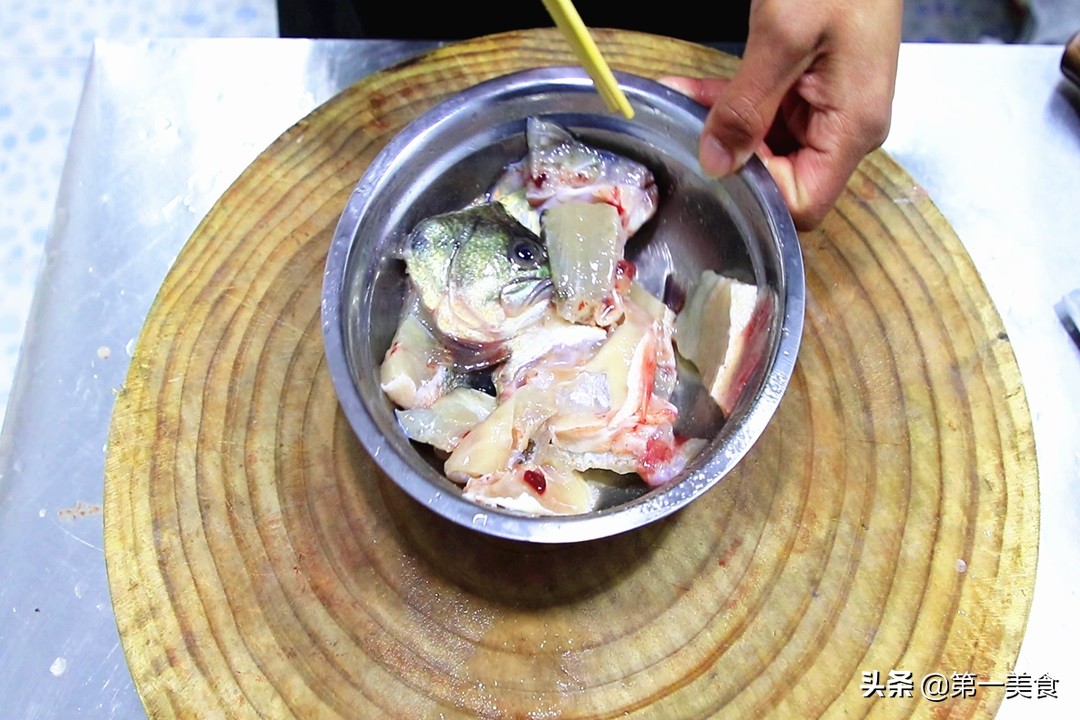 鲈鱼这个做法火了比清蒸的鲜香,鲈鱼不用清蒸这样做也很好吃