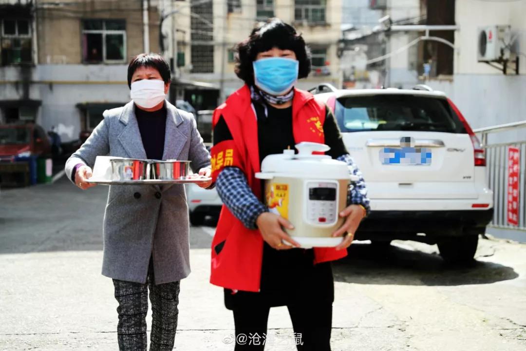 疫情当前,她们变身送菜队、厨娘、代购员、无人机女飞手……