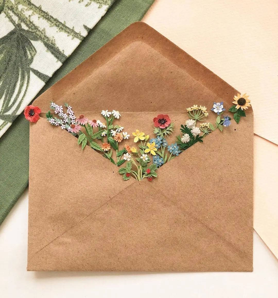 她创作的微型纸花，比鲜花还要贵上几百倍，网友​：好看但不值