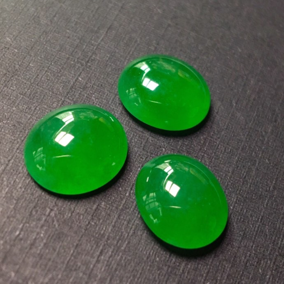 翡翠戴久了发黄是买到假货了吗,翡翠只要有荧光反应的全是假货吗