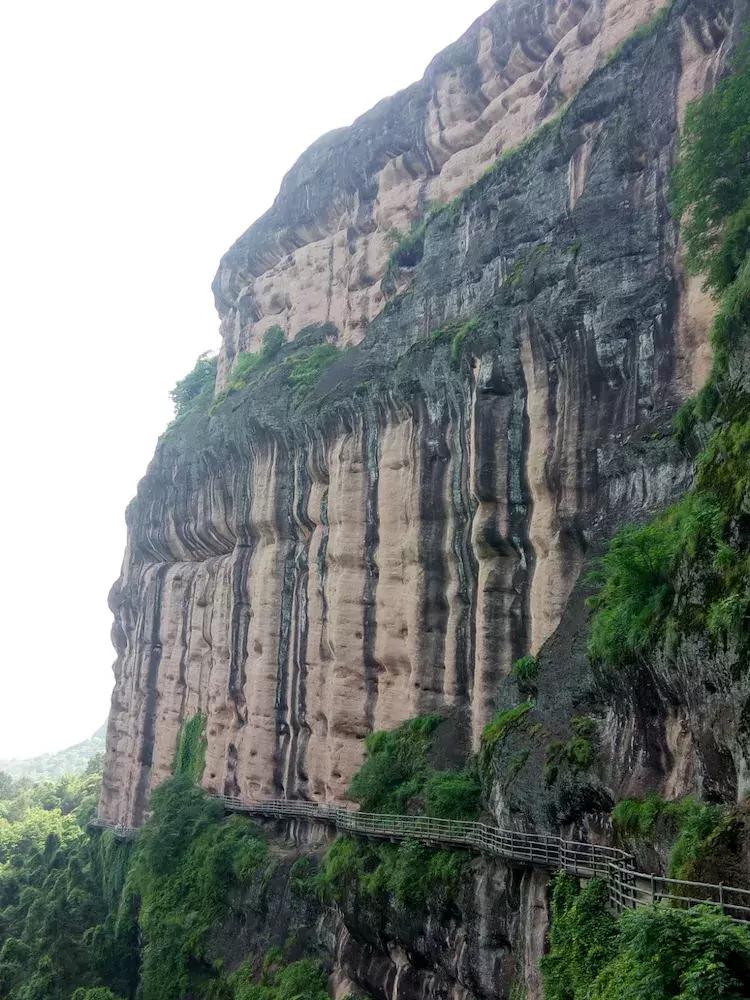 一个让人流连忘返的地方，山清水秀，只需要坐在河边发呆就行。