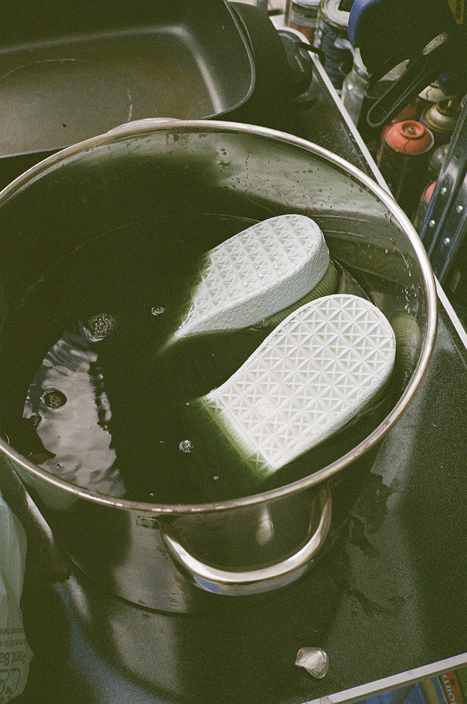 彪马黑鞋染色了怎么洗掉,彪马鞋子染色怎么处理