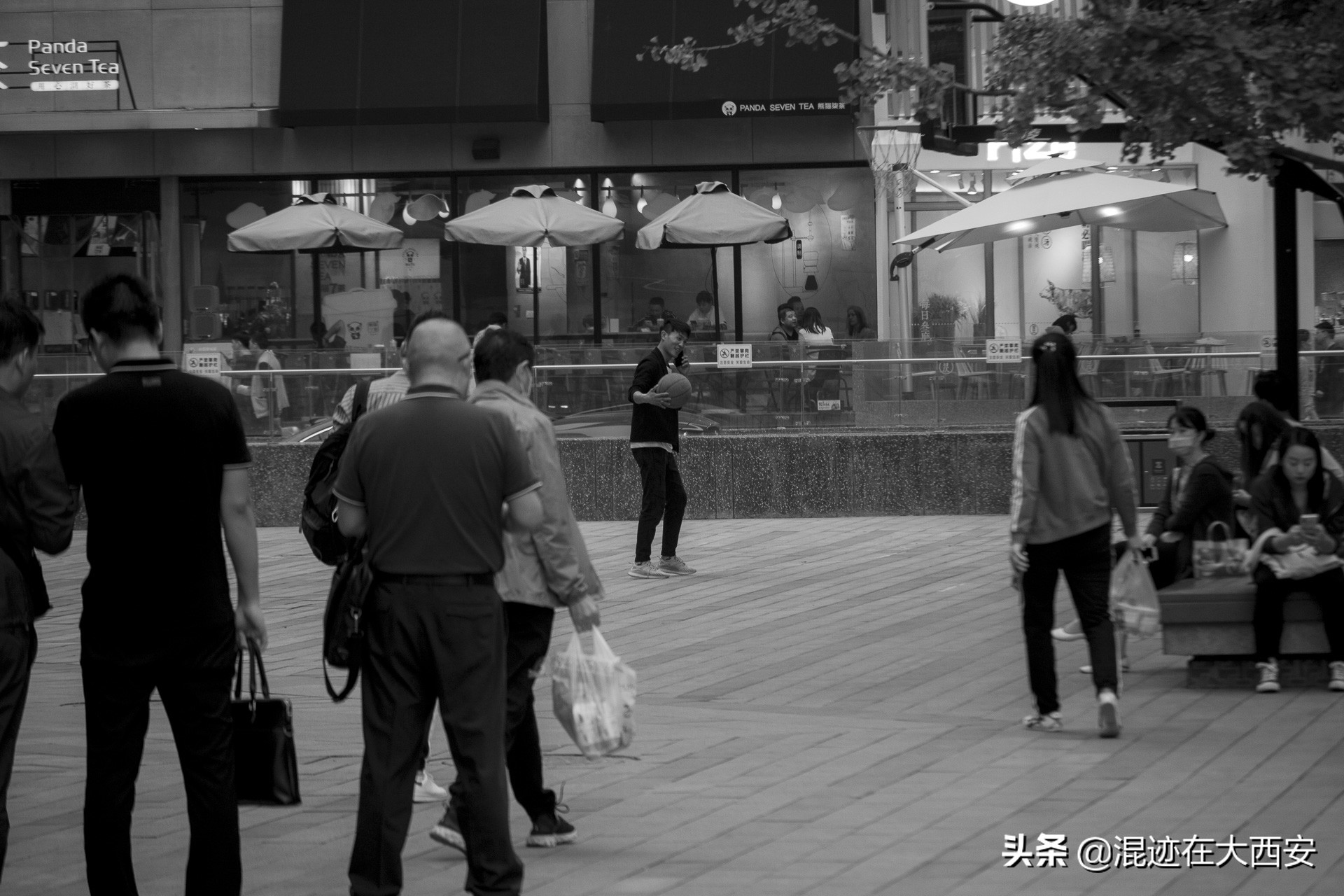 西安中贸广场夜景图,西安中贸广场攻略
