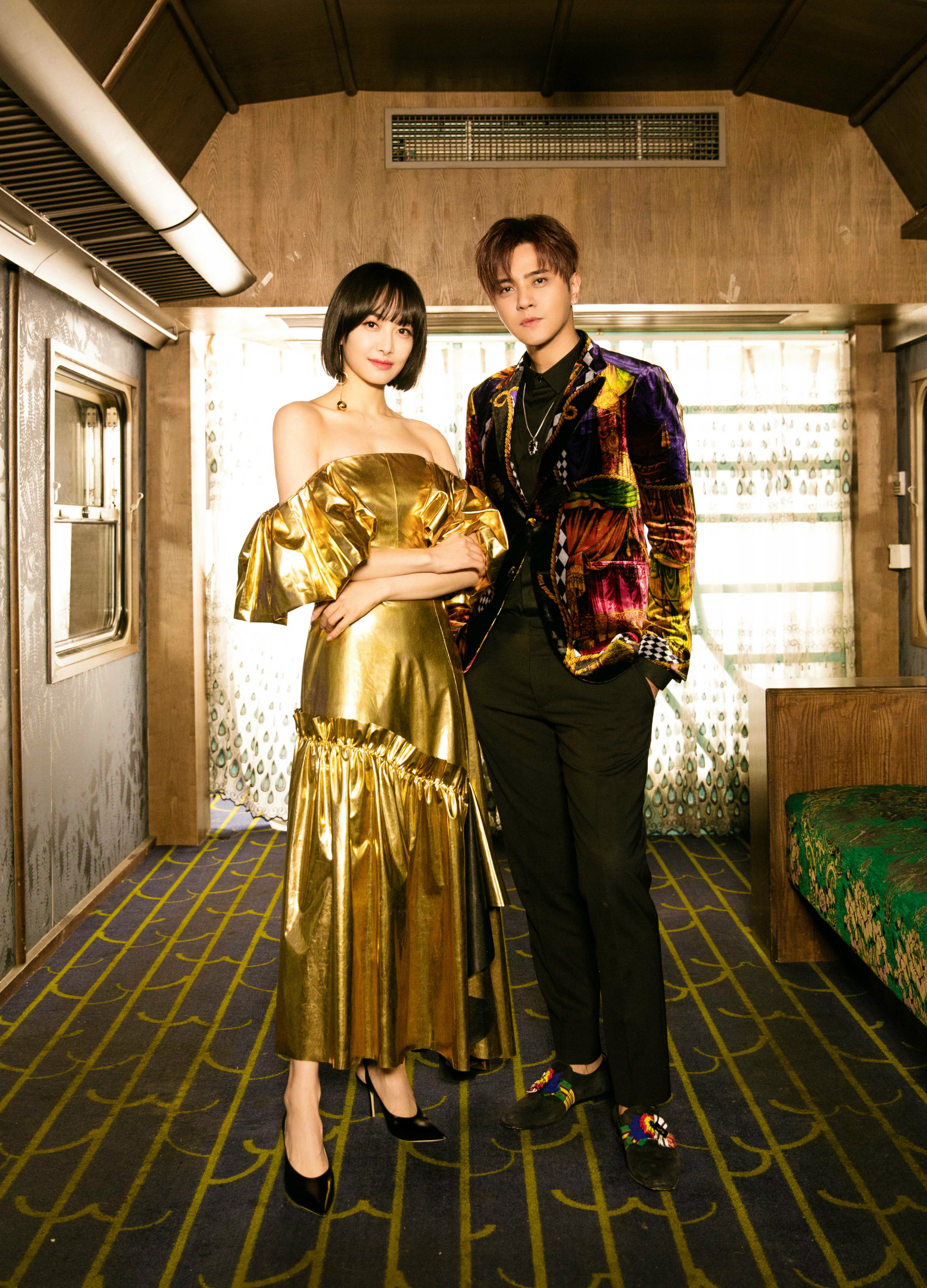 倪妮穿迪丽热巴时尚芭莎同款礼服,倪妮迪丽热巴白礼服